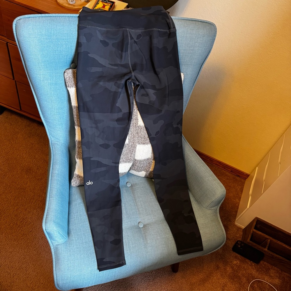 ALO Yoga Womems Black Camo Leggings